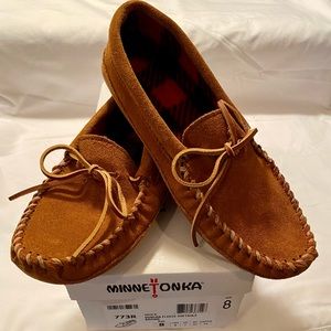 Minnetonka Soft-Sole Slippers. Men’s 8.